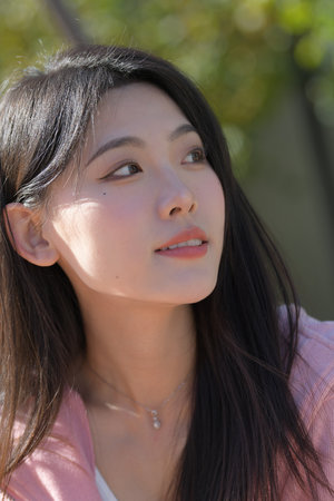 在美女的怀里吃胸