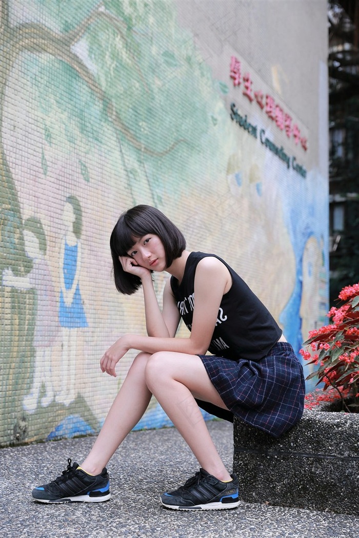 紧身牛仔裤美女翘臀后进