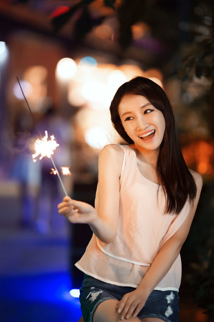 巨屌馒头白虎华裔美眉被爆插颜射